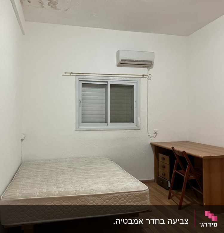 כתם רטיבות על התקרה בחדר